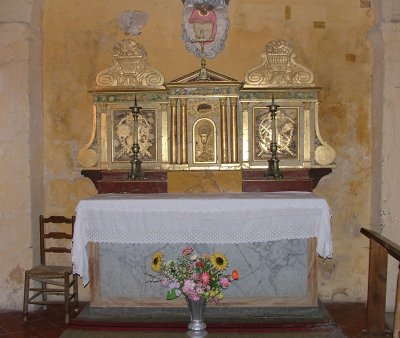 Un des autels de l'église de Feuillade